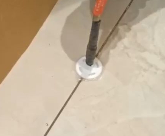 嘉善瓷砖空鼓维修公司专业解答瓷砖在铺贴过程中，如果没有涂抹均匀到位的粘结材料（如水泥砂浆或瓷砖胶），可能会导致以下问题